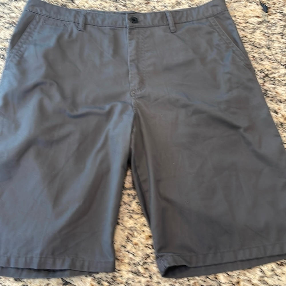 🏄‍♂️Quicksilver shorts.. Kacky material, charcoal grey color. Size 38. EUC